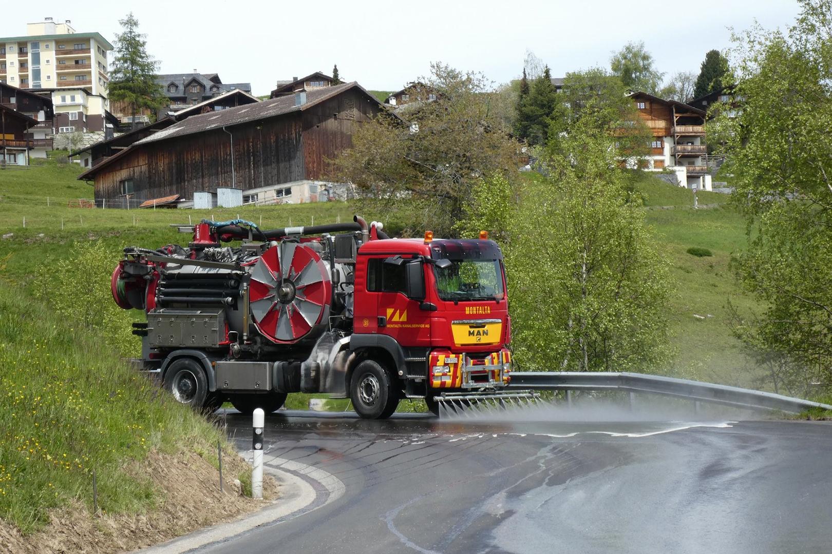 Strassen und Plätze waschen